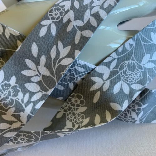 Biais en coton, de 2 cm de large, blanc et gris, chic, décor de feuillages, poétique ! vente au mètre