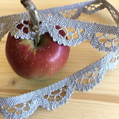 Dentelle, en coton gris, du puy en velay, 2 cm de large, de couleur grise, vente au mètre