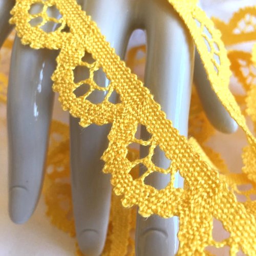 Dentelle en coton du puy, jaune bouton d'or, 2 cm de large, neuve, vendue au mètre