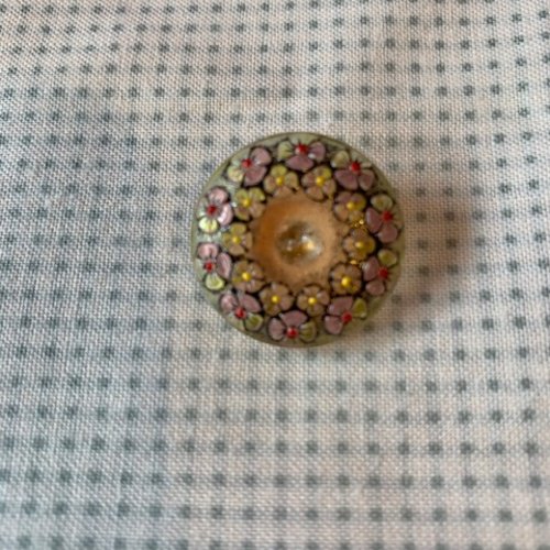 Bouton neuf,  rond en verre tchèque, bouton transparent avec anneau floral rose et vert, fond rosé, 22.5 mm