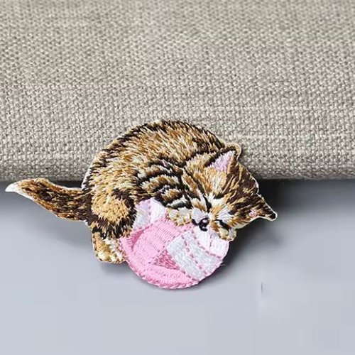 Appliqué à coller, petit chat, pelage clair, qui mord dans une balle, 6/3.8 cm vente à la pièce