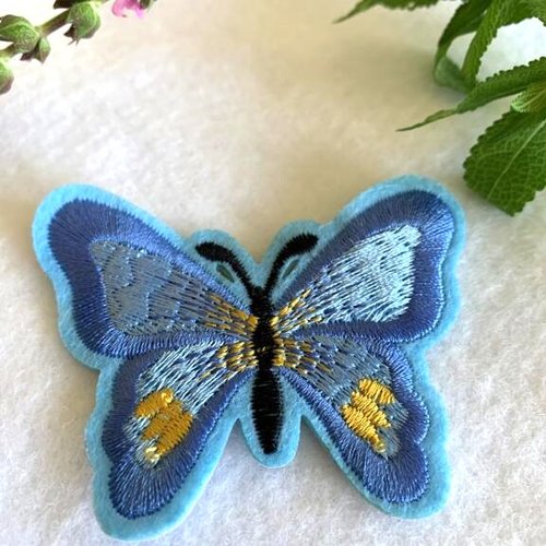 Appliqué à coller, coudre, papillon de couleur bleu, brodé, en polyester,  7 cm/5.6 cm, vente à l'unité