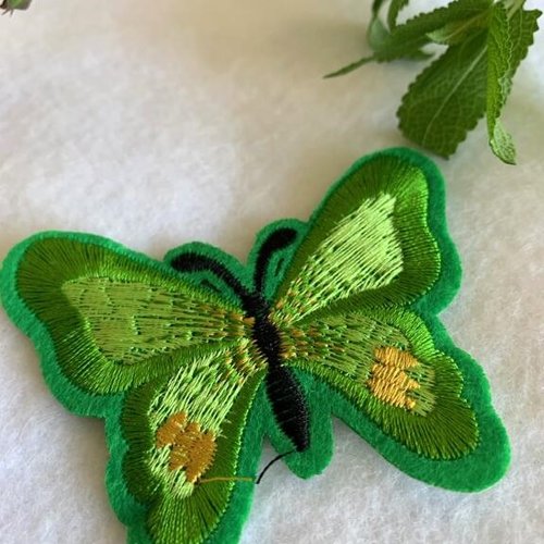 Appliqué à coller,  ou à coudre, papillon vert,brodé, en polyester, neuf, 7 cm/5.6 cm, vendus à l'unité