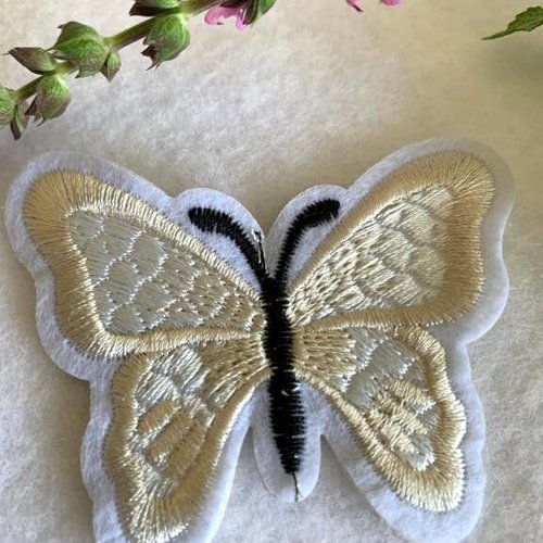 Appliqué à coller, ou à coudre, papillon brodé, blanc crème, en polyester, neuf, 7 cm/5.6 cm, vente à l'unité