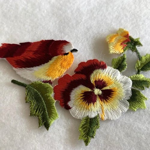 Appliqué à coller, oiseau sur sa branche, et sa pensée, l'ensemble mesure 9.5 cm sur 7 cm de haut, vente à l'unité