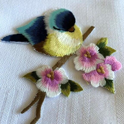 Appliqué à coller, oiseau bleu et jaune, sur une branche avec fleurs de cerisiers, 8.2 cm/ 8.3, neuf