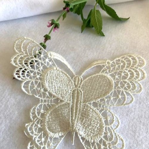 Appliqué à coudre,  papillon en guipure, satin blanc cassé, neuf, 13 cm/ 15.5 cm à la pièce