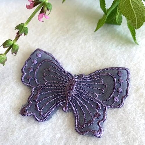 Appliqué papillon à coudre, mauve, dentelle sur tulle, 7 cm / 4.5, neuf, à la pièce