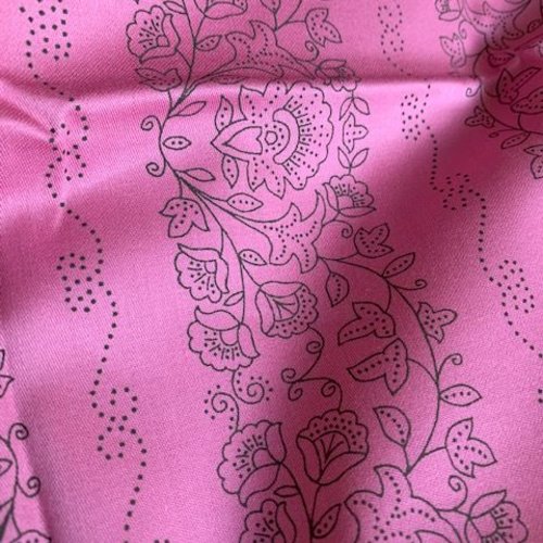 Tissu patchwork, quilting, en coton, fond rose pétunia, motifs floraux, neuf, vente par 25 cm/148 cm