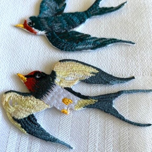 Patch d'hirondelles, en couple, brodées, bleu, crème, rouge, 7/5 cm chaque, vente pour les deux