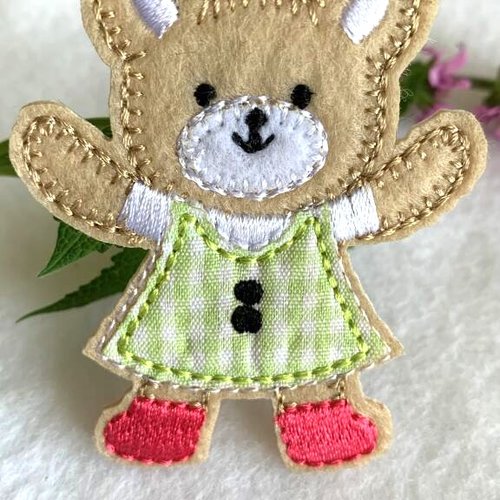 Appliqué, patch d'embellissement, ours fille en robe vichy verte et blanche, à coller au fer, 6 cm/5 cm, neuf, à l'unité