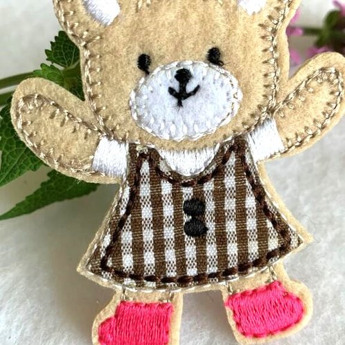 Appliqué, patch d'embellissement, ours fille en robe vichy marron et blanche, à fixer au fer à repasser, 6 cm/5 cm, neuf, à l'unité