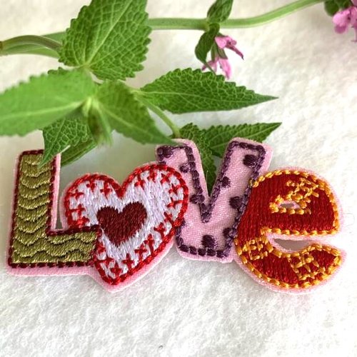 Appliqué, patch d'embellissement, "love" couleurs multiples, 6 cm/2.5 cm, neuf, vendu à l'unité