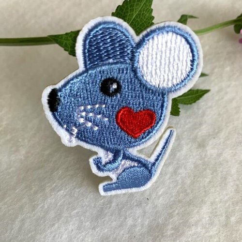 Appliqué, embellissement à coller, souris bleue au cœur  rouge, 4 cm/5 cm, neuf, vendu à l'unité