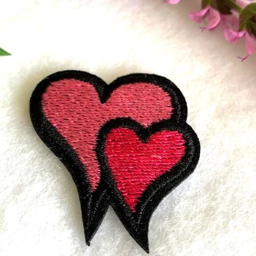 Appliqué, embellissement textile, à fixer au fer à repasser, cœurs enlacés, 3 cm / 3.5 cm, fuchsia bord noir, neuf, vendu à l'unité