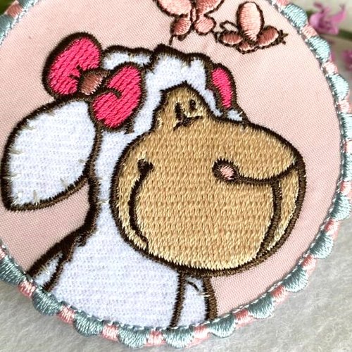 Appliqué, embellissement textile ou autre, mouton aux papillons, 6.5 cm de diamètre, neuf, à l'unité