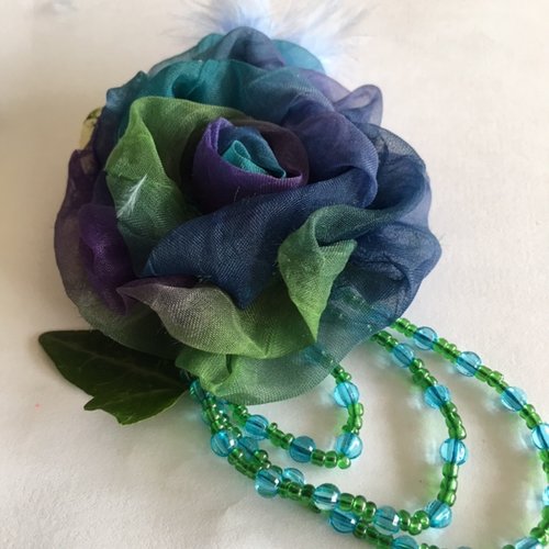 Embellissement sur vêtement, broche, tons bleu et vert, organza, perles, plume, 8/8 cm, neuf