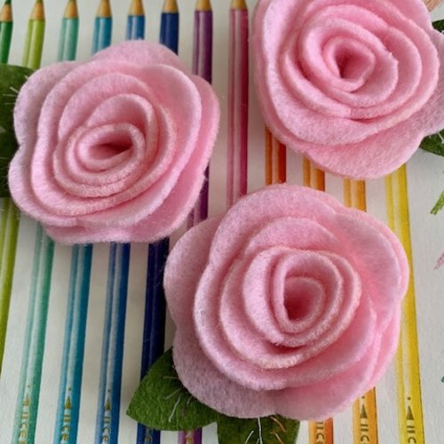 Fleurs en feutrine, laine et viscose, 4 cm de large environ, rose pâle, vendues à l'unité