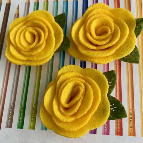 Fleurs en feutrine, laine et viscose, 4 cm de large environ, de couleur jaune, vendues à l'unité