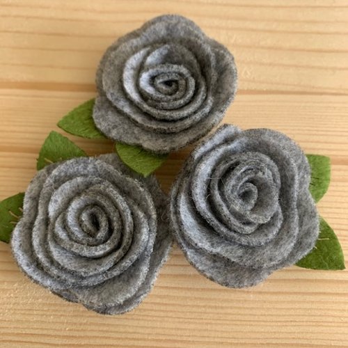 Fleurs en feutrine, laine et viscose, 4 cm de large environ, de couleur gris flanelle, vendues à l'unité