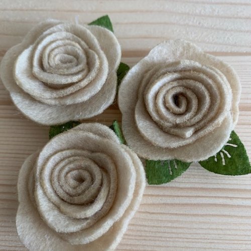 Fleurs en feutrine, laine et viscose, 4 cm de large environ, de couleur beige, vendues à l'unité