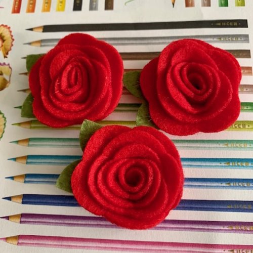Fleurs en feutrine, laine et viscose, 4 cm de large environ, de couleur rouge, vendues à l'unité
