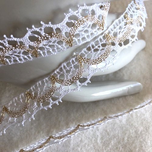 Superbe dentelle en coton dmc, tissée en france, blanc et  doré, 12 mm de large, vendue au mètre