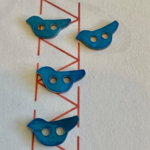 Bouton en nacre, forme d'oiseau, 15 mm de long, 7 de haut, couleur bleu, neuf et vendu par 4 unités