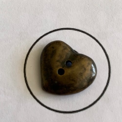 Bouton cœur de 18 mm de large, aspect vieil or, résine métallisée, léger, vendu à l'unité