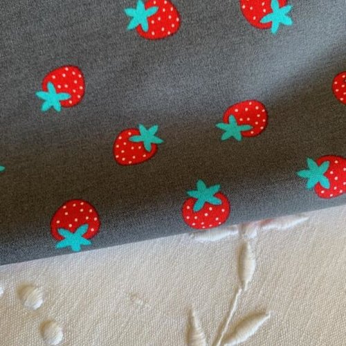 Superbe tissu, europe, en 100 % coton, petites fraises sur gris, 150 cm de laize, vendu par 25 cm