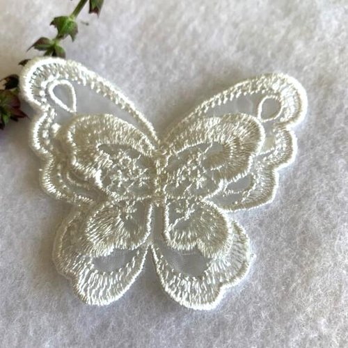 Papillons en voile brodé, 4 ailes, de couleur blanc cassé, à coudre, 7 cm / 5 cm, à la pièce