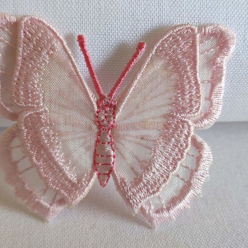 Papillon en tulle brodé, rose pale, 4 ailes, pose thermocollante, ou à coudre,  6.8 cm/5.6 cm, vente à l'unité