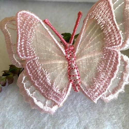 Papillon en tulle brodé, rose pale, 4 ailes, pose thermocollante, ou à coudre,  6.8 cm/5.6 cm, vente à l'unité