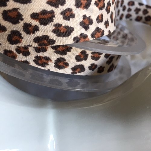 Biais replié " léopard ", en coton, 1.8 cm de large, 2 fois 90 millimètres de repli, marron-rouille sur beige, au mètre