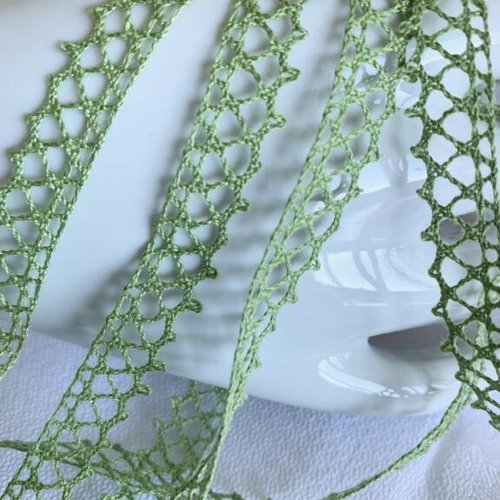 Dentelle en coton, du puy en velay, 10 mm de large, vert dit laitue, forme de filet, vendue au mètre