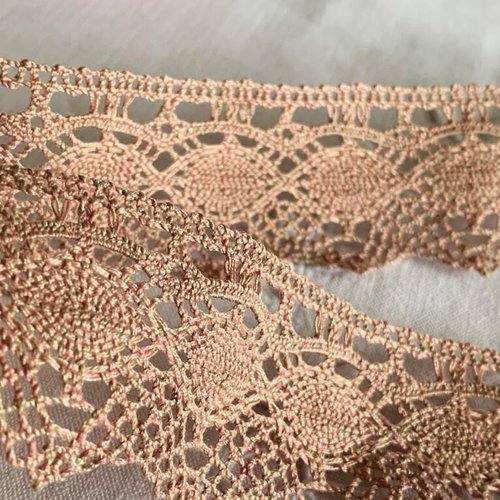 Dentelle en coton, couleur vieux rose, irisé, 40 mm de large,  4 cm, 2 tons de fils, vendue au mètre