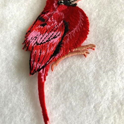 Appliqué, patch, oiseau cardinal, au plumage rouge, 4.8 cm sur 8 cm de haut, vente à l'unité