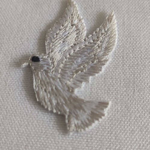 Embellissement textile, petite colombe blanche, brodée, regard vers la gauche, de 4/4 cm, à coller, vente à la pièce