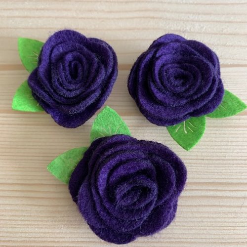Fleurs en feutrine, laine et viscose, 4 cm de large environ, de couleur violet foncé, vendues à l'unité