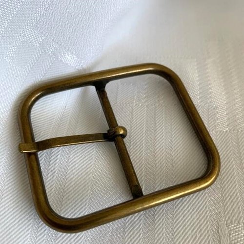 Boucle rectangulaire, en métal couleur bronze ancien, 55 mm de large, 45 de haut, tige de 4 cm, à l'unité