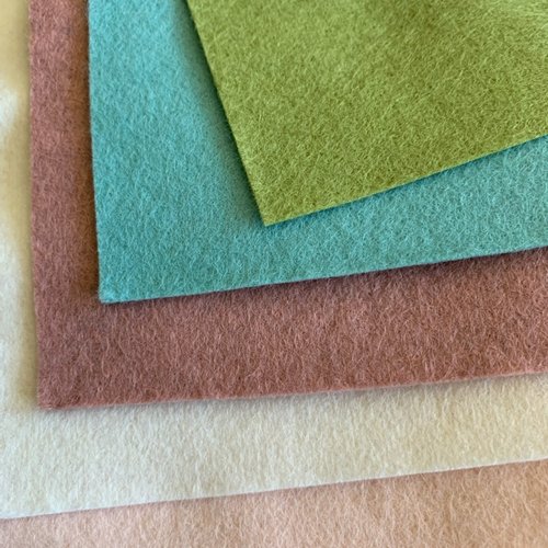 Ballotin de feutrine, 5 carrés de 22,5 cm, tons pastel, c. lapierre, "couleurs pastels", 45 % laine et 55 % viscose, vente par pack