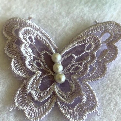 Appliqué, papillon brodé, couleur lavande, 3 perles, 4 ailes, 6.5 cm /5.5 cm, vente à la pièce