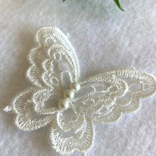 Appliqué, papillon brodé, couleur ivoire, 3 perles, 4 ailes, 6.5 cm /5.5 cm, vente à la pièce