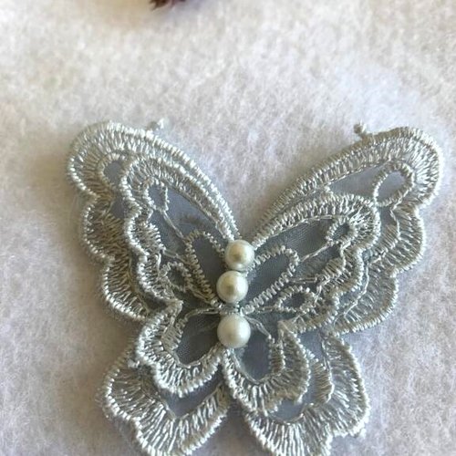 Embellissement, papillon brodé, bleu gris, 3 perles, 4 ailes, il mesure 6.5/5.5 cm, neuf, vente à l'unité