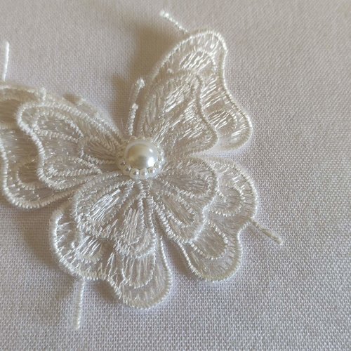 Grand papillon blanc, brodé, embellissement, 7.5 cm / 7 cm de haut, un bouton perle au centre, vente à la pièce