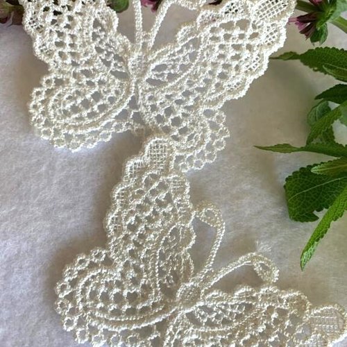 Papillon en guipure, blanche, appliqué, mesure 5.2 cm / 7.2 cm de large, vente par deux