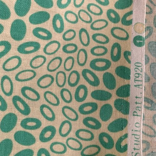 Tissu anglais, en coton, fond paille claire, avec des motifs ovales, grains de café, verts, vente par 25 cm / 112 cm