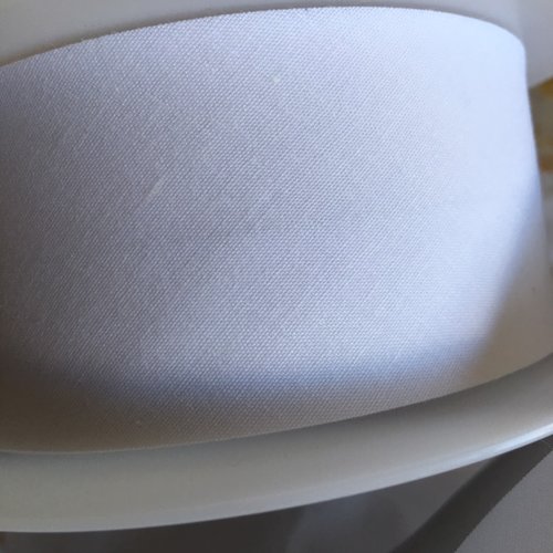 Biais blanc, en polyester et coton, 5 cm de large, 2.5 cm deux fois de retour, vente au mètre