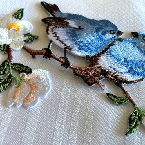 Appliqué à coller, couple d'oiseaux bleus sur une branche, fleurs de cerisier, 12.5 cm / 9.5, vente à la pièce
