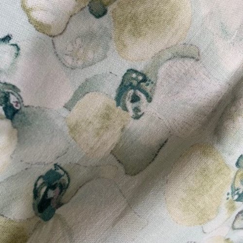 Tissu en coton, freespirit, rêverie, orchidées en aquarelle, tons céladon, vente par 25/110 cm